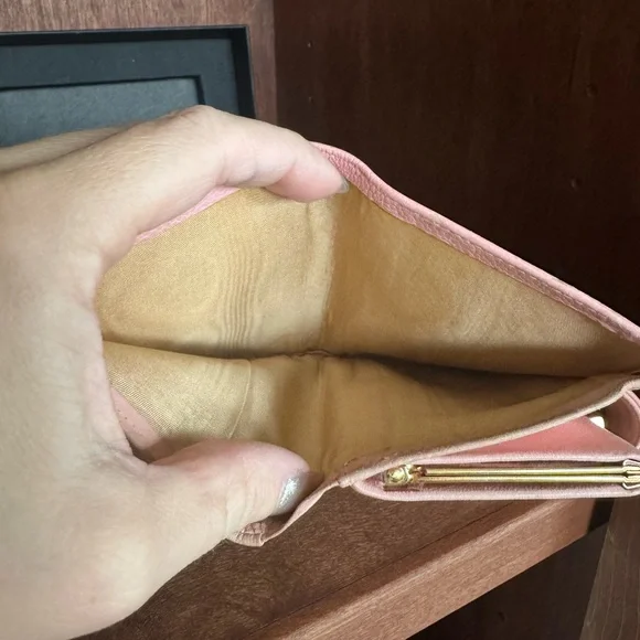 CHANEL Blush Pink Textured leather compact Wallet - Picture 4 of 5